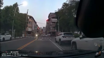 驚險畫面!車停等紅燈突遭後車撞上 失控往前再撞過馬路行人