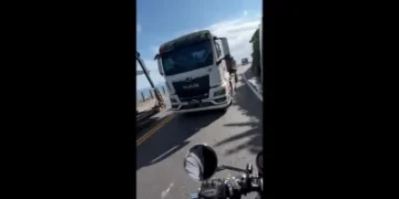 龜山島美景秒變驚魂！砂石車過彎「跨雙黃線逆向超車」逼近騎士　公司道歉終止合作