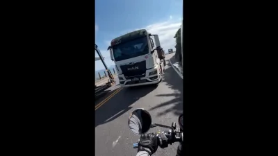 龜山島美景秒變驚魂!砂石車過彎「跨雙黃線逆向超車」逼近騎士 公司道歉終止合作