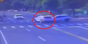 酒駕闖紅燈肇事！　竹南三車連環撞畫面曝光
