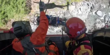 登山跌落溪谷骨折命危！　空勤直升機救援 