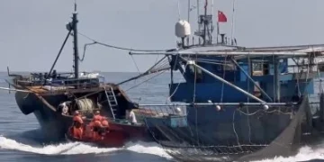 中秋連假中國漁船越界捕魚！　海巡強制登檢押返馬公港