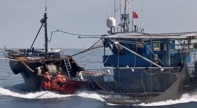 中秋連假中國漁船越界捕魚! 海巡強制登檢押返馬公港
