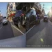 驚險瞬間!彰化騎士載2桶瓦斯自撞路邊車 人摔車道後方轎車險輾上