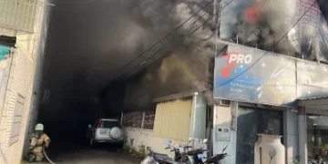 台南撞球館清晨陷火海！濃煙竄出　業者搶救200萬球桿