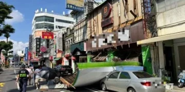 招牌突墜砸中女騎士！屏東3車遭殃　木板帆布散滿地