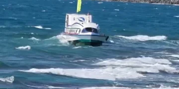 紅柴坑漁港海域遊艇擱淺18名遊客受困！　消防海巡隊員救援中