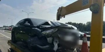 驚險撞擊畫面曝！國1高雄5車連環撞　半聯結車疑變換車道不當釀3傷