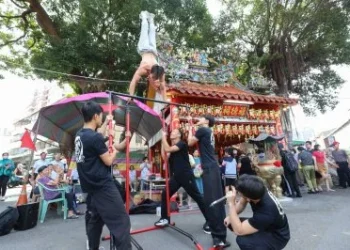 北屯土地公廟前驚見猛男健身！張又仁中秋快閃　500份幸運筊杯秒殺