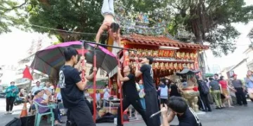 北屯土地公廟前驚見猛男健身！張又仁中秋快閃　500份幸運筊杯秒殺