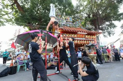 北屯土地公廟前驚見猛男健身!張又仁中秋快閃 500份幸運筊杯秒殺
