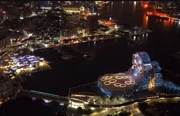 TREASURE高雄首唱！城市變身「寶石盒」4大地標點亮應援