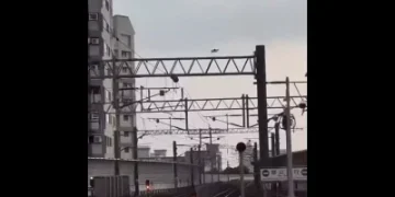 無人機突失控飛進豐原車站！闖軌道區撞設施墜落　驚險畫面曝光