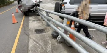 合歡山驚險一幕！休旅車「騎上護欄」車身懸斜　警：疑未注意路況
