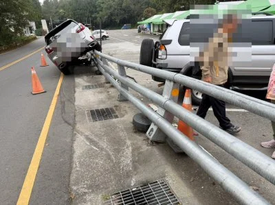 合歡山驚險一幕!休旅車「騎上護欄」車身懸斜 警:疑未注意路況