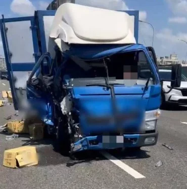 國1高雄小貨車擦撞大貨車!路面散落物一地 網友嘆「塞了30分鐘」