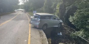 台14甲線又見車輛衝出路外！轎車「車頭栽進邊坡」卡路旁　所幸無人受傷