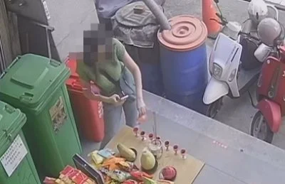 以為遇上靈異事件!台南供桌可樂全消失 監視器:外國女倒供杯喝