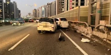 台74太原匝道前驚險連撞！轎車切換車道連碰2車　副駕女乘客受傷
