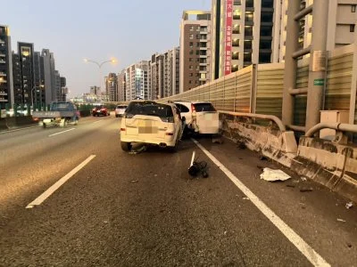 台74太原匝道前驚險連撞!轎車切換車道連碰2車 副駕女乘客受傷