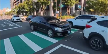 黑車路口煞車不及直接撞上！原PO懷疑駕駛「在滑手機」　撞擊瞬間全都錄