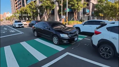 黑車路口煞車不及直接撞上!原PO懷疑駕駛「在滑手機」 撞擊瞬間全都錄