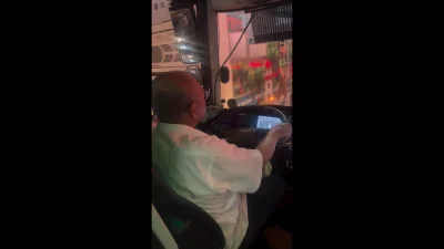搭大都會客運一路聞菸味!乘客拍下司機疑在駕駛座抽菸 直呼「超扯」