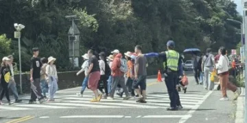 連假人潮湧埔里觀音瀑布！周邊道路塞爆　警方出動疏導籲勿違停、迴轉