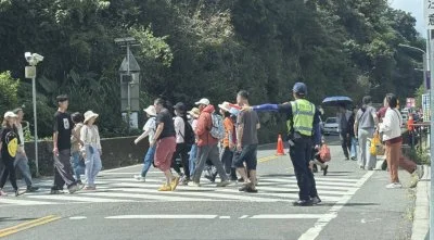 連假人潮湧埔里觀音瀑布!周邊道路塞爆 警方出動疏導籲勿違停、迴轉