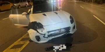 北宜公路Jaguar跑車肇事！切換車道打撞路邊4車　駕駛荷包恐大失血