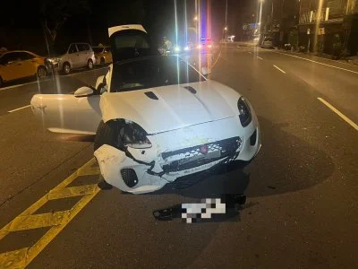 北宜公路Jaguar跑車肇事!切換車道打撞路邊4車 駕駛荷包恐大失血