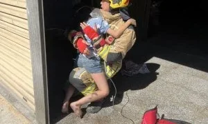 躲臥室關閉門窗塞緊門縫待援！　苗栗竹南民宅火警1家4口獲救