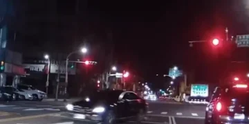 追捕畫面曝光！桃園賓士車拒檢衝撞逃逸　駕駛棄車落逃疑為通緝犯