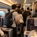高鐵自由座擠進商務車廂！連假人潮塞爆　3天6班約30人違規站立