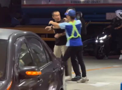 影/加油站爆扭打!阿伯疑不願移車擋道 被員工勸導嗆:為什麼我要往前?