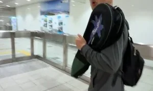 女子搭手扶梯遭偷拍裙底！ 噁男見事跡敗露翻越捷運閘門逃逸