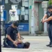 影/台南永康街頭驚魂!男對鄰居亮刀叫囂 見警「掏槍對準」急棄刀伏地