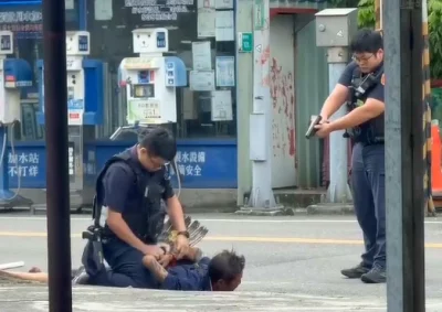影/台南永康街頭驚魂!男對鄰居亮刀叫囂 見警「掏槍對準」急棄刀伏地