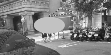狠父！竟讓女兒掛「畜生」、「小偷」紙板遊街　警方逮捕送辦建請檢察官聲押