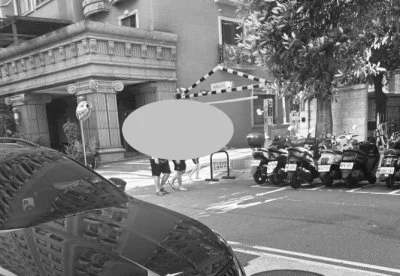 狠父!竟讓女兒掛「畜生」、「小偷」紙板遊街 警方逮捕送辦建請檢察官聲押