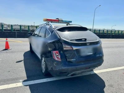 警車被撞!台78快速道路大貨車撞護欄 在場警戒虎尾分局巡邏車遭路過自小客車追撞