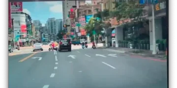 驚險瞬間！高雄騎士路口橫向竄出　賓士急閃險釀碰撞