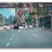 驚險瞬間！高雄騎士路口橫向竄出　賓士急閃險釀碰撞