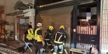 深夜返家竟卡在小門縫！花蓮男動彈不得　警消合力救出送醫