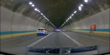 國3新店隧道驚險一幕！休旅車從內線一路往右偏　跨雙白線撞外側車