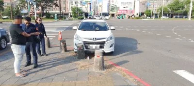 高雄男酒駕闖紅燈竟睡著!警靠近驚見「人已斷電」 車還撞石墩
