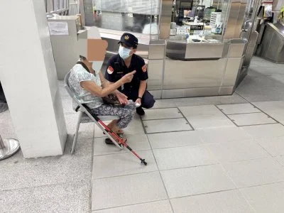 台中捷運失智嬤苦等女兒2小時 手機剩2%!捷警耐心安撫助返家