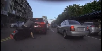 驚險瞬間！大型重機追撞前車「後輪狂滑」　騎士急救回險釀大事
