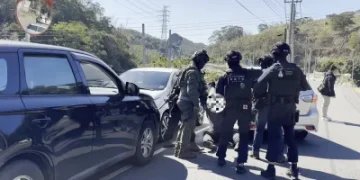 陸空夾擊抓逃犯！中警啟用無人機 ATAK 系統攻破新竹山區洗錢水房，瓦解詐團抓 30 人