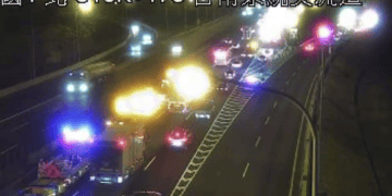 ▲國1北316km事故！掉落物散滿地...多車受損卡路肩，後方車流回堵（圖／翻攝自1968）